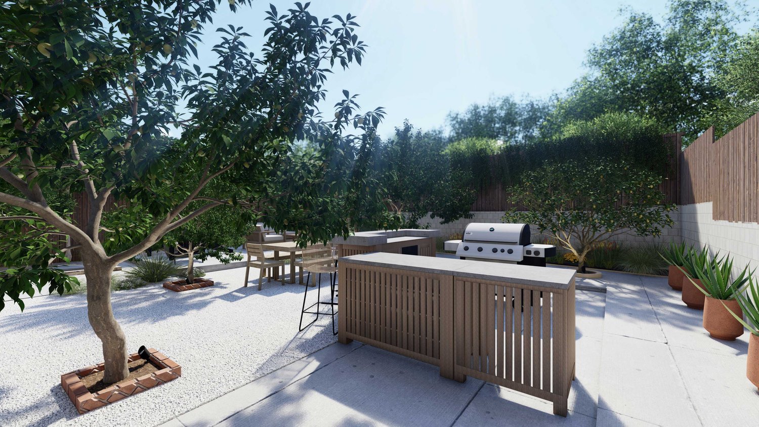 洛杉矶围栏后院厨房区，餐厅设置在背景，种植和树木