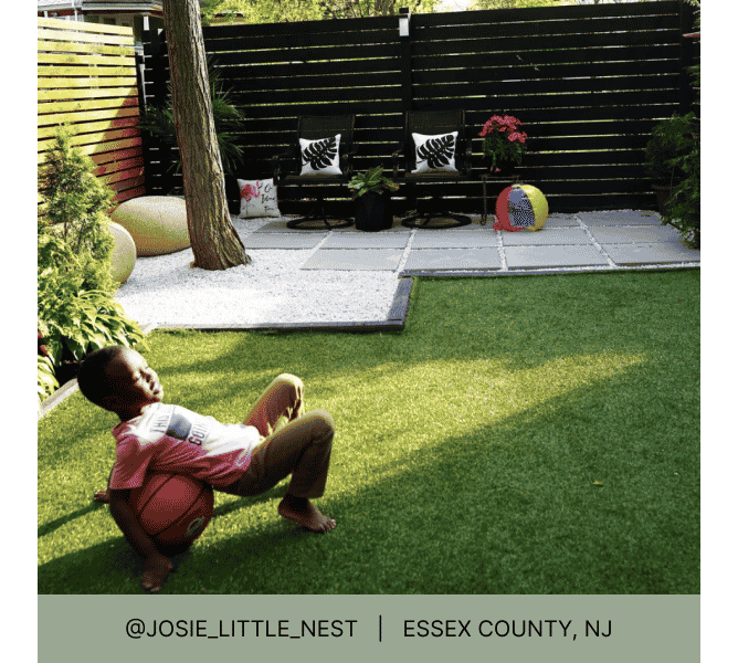 小男孩在草坪上打篮球，背景是铺好的座位区，标题写着@josie_little_nest，新泽西州埃塞克斯县