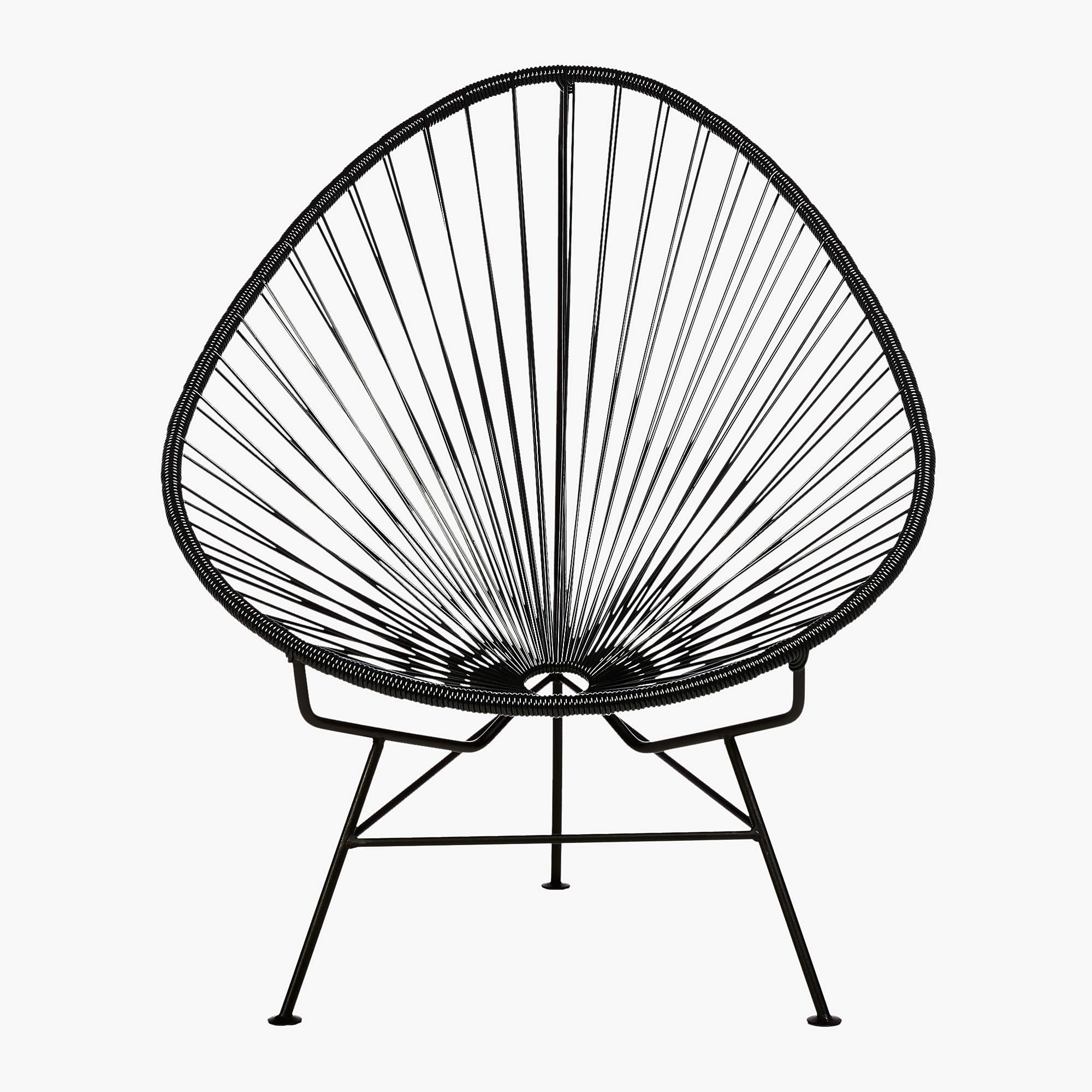 阿卡普尔科黑色躺椅从CB2轮和现代形象通过黑色powdercoated钢铁和PVC线框架。
