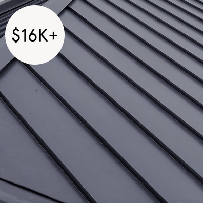金属屋顶- 16000美元- 34000美元金属屋顶的前期成本较高，因为它的使用寿命长，是标准沥青瓦的三倍，几乎不需要维修或维护。如果你能负担得起购买价格，从长远来看，选择金属而不是标准瓷砖会省钱。图片来自IntegriBuilt Roofing
