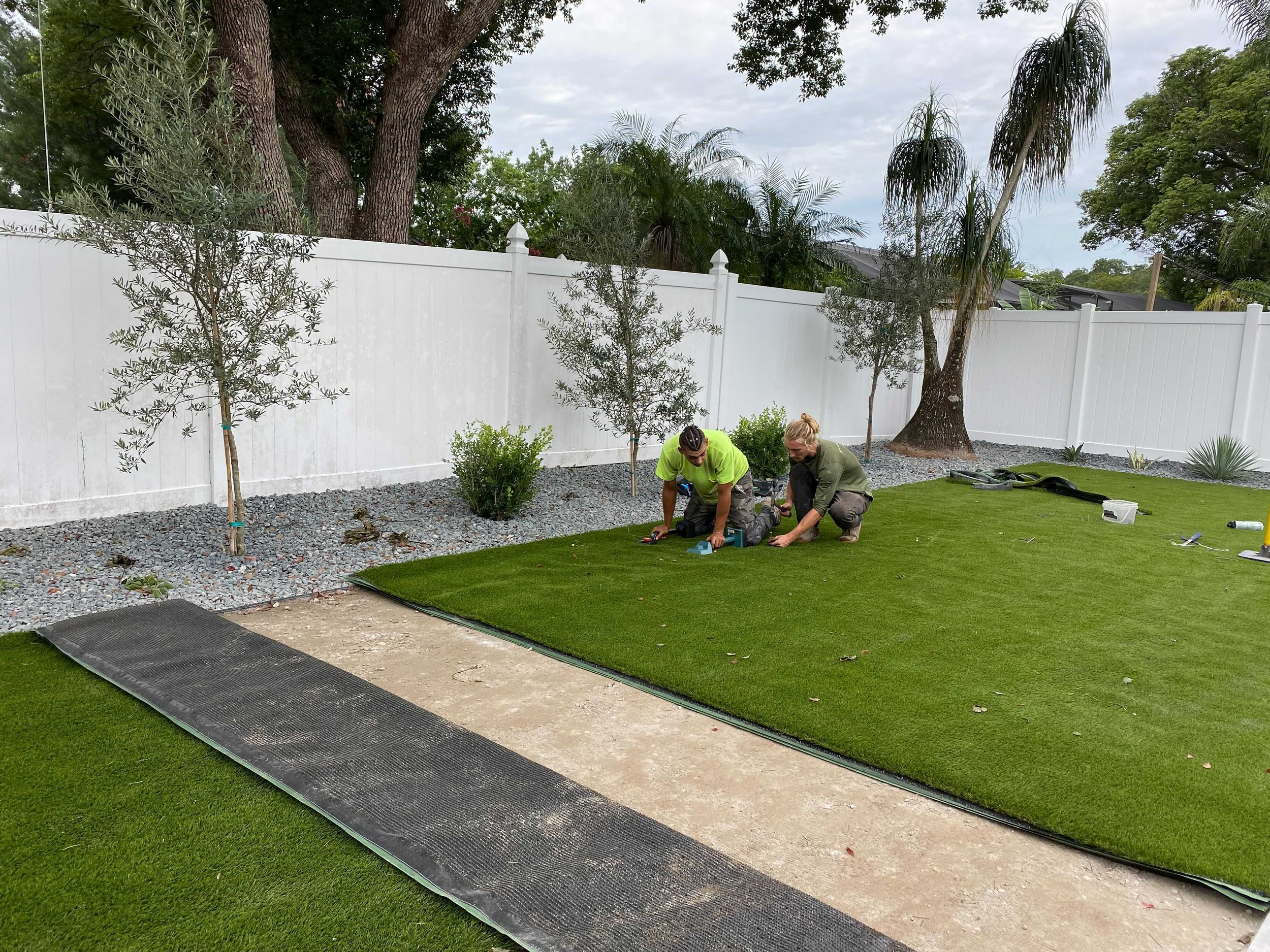 佛罗里达冬季公园，Yardzen Pro承包商正在为Yardzen项目安装人造草
