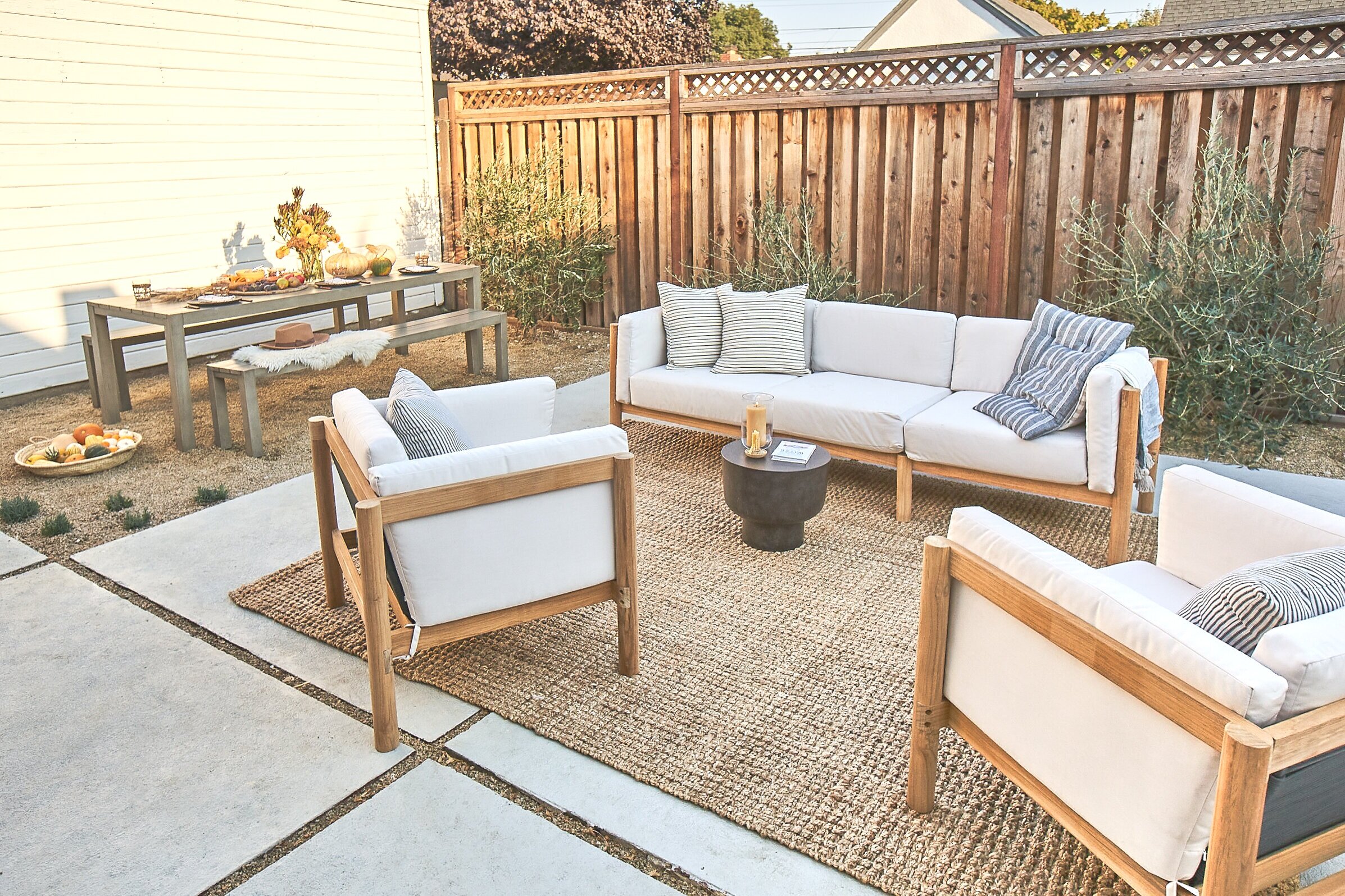 邻居的户外家具系列包括一个沙发和两个躺椅上混凝土板在阳光明媚的圣莱安德罗天井,CA的后院。
