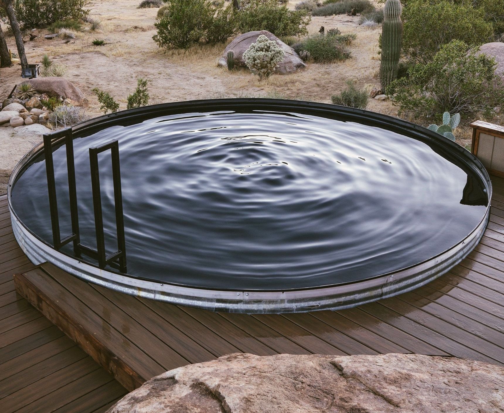 特写宁静的涟漪水在一个储备池周围的沙漠景观。