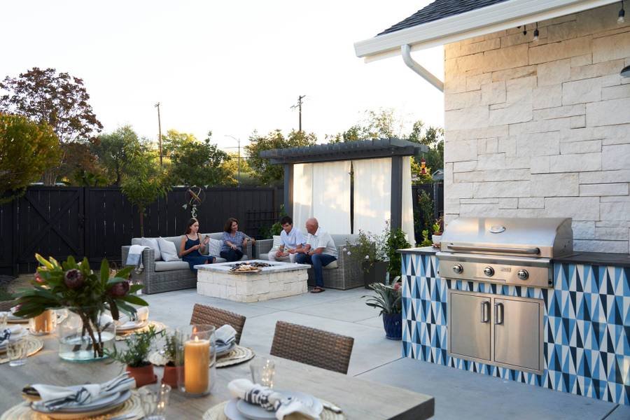 为加利福尼亚州洛斯加托斯的客户设计的完工的Yardzen庭院，带有一个基本的户外厨房，包括一个内置烧烤架和柜台空间。