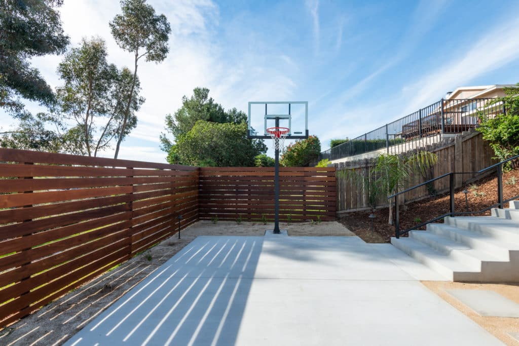 庭院后院设计与篮球框和球场