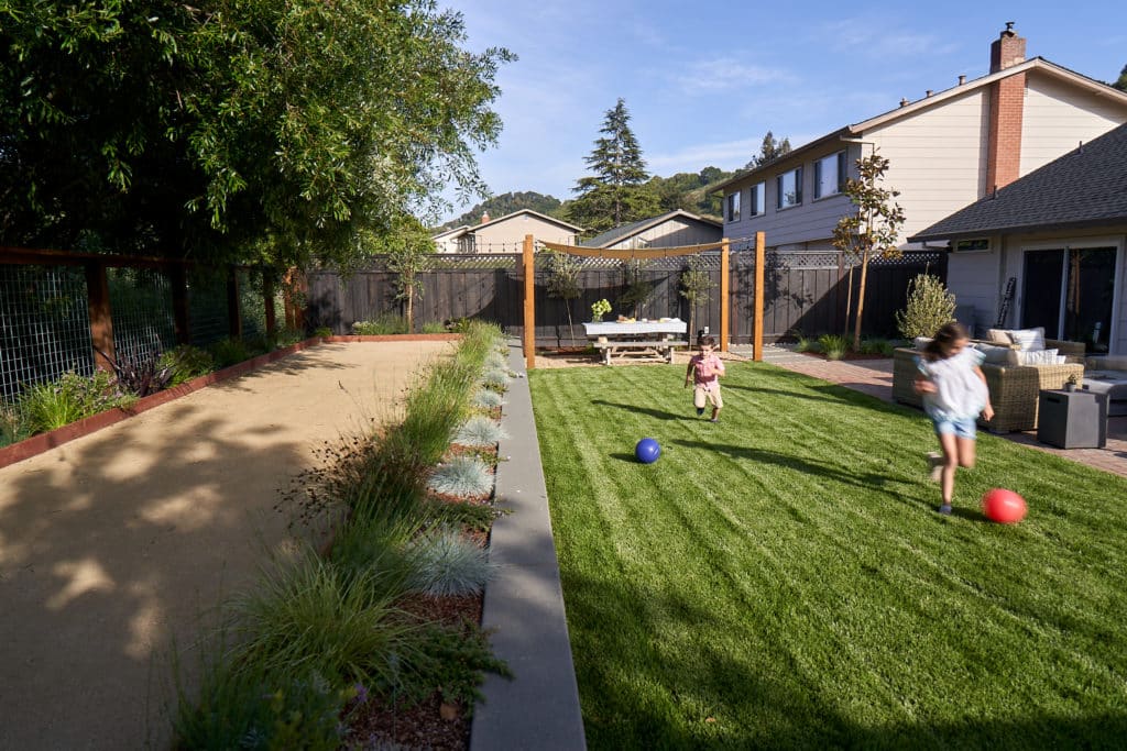 庭院后院景观设计与地滚球场和儿童友万博官网手机版网页版登录好的草坪区域