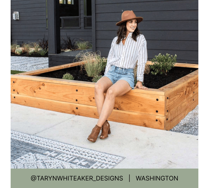 一名女子坐在抬高的花园床上，标题写着@tarynwhiteaker_designs Washington