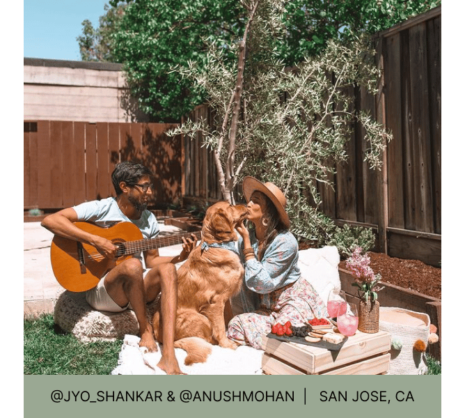男子弹吉他，女子带着狗在后院野餐，标题写着@jyo_shankar& @anushmohan，加利福尼亚州圣何塞