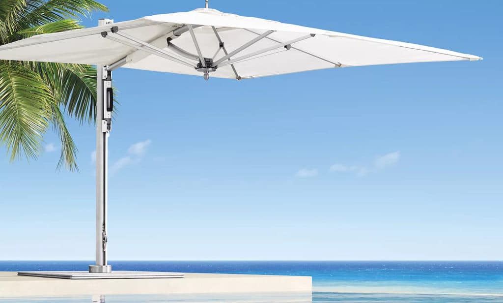 图慈湾大师悬臂伞产品照片，以海景和手掌为背景