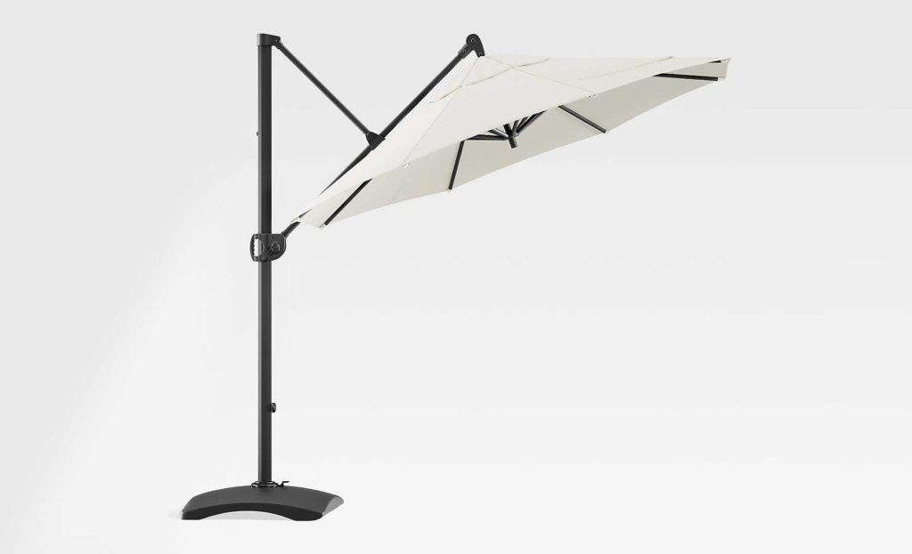 由Crate and Barrel设计的圆形太阳伞悬臂伞，黑色框架和白色伞盖