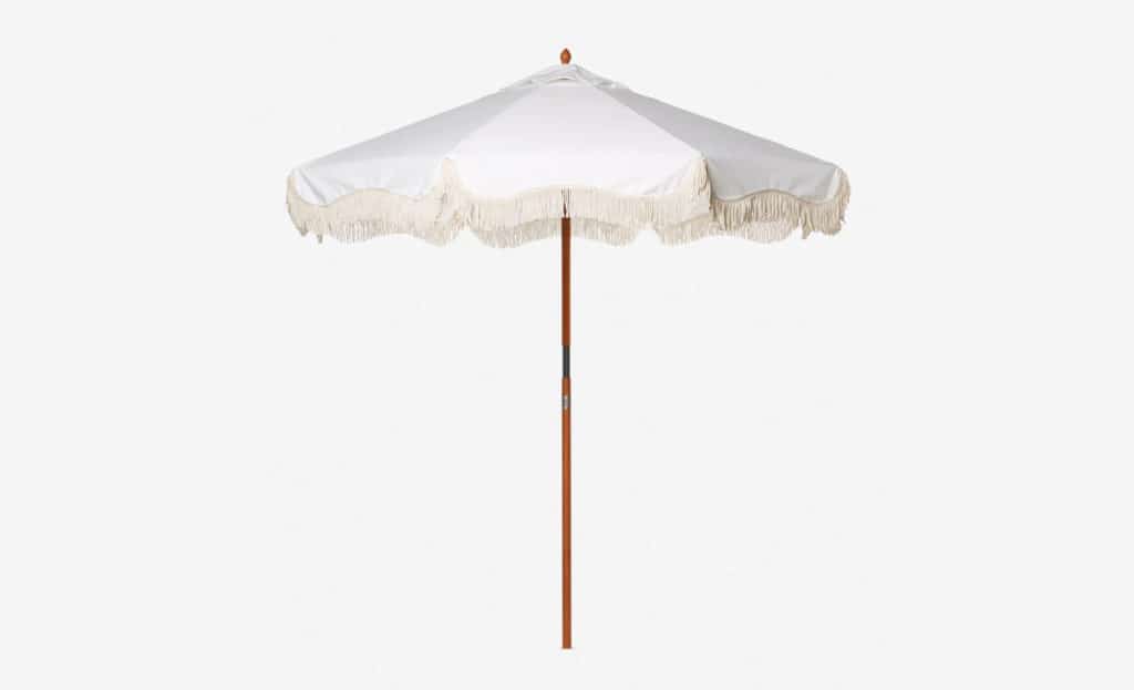 白色现代波西米亚户外伞与流苏和木杆
