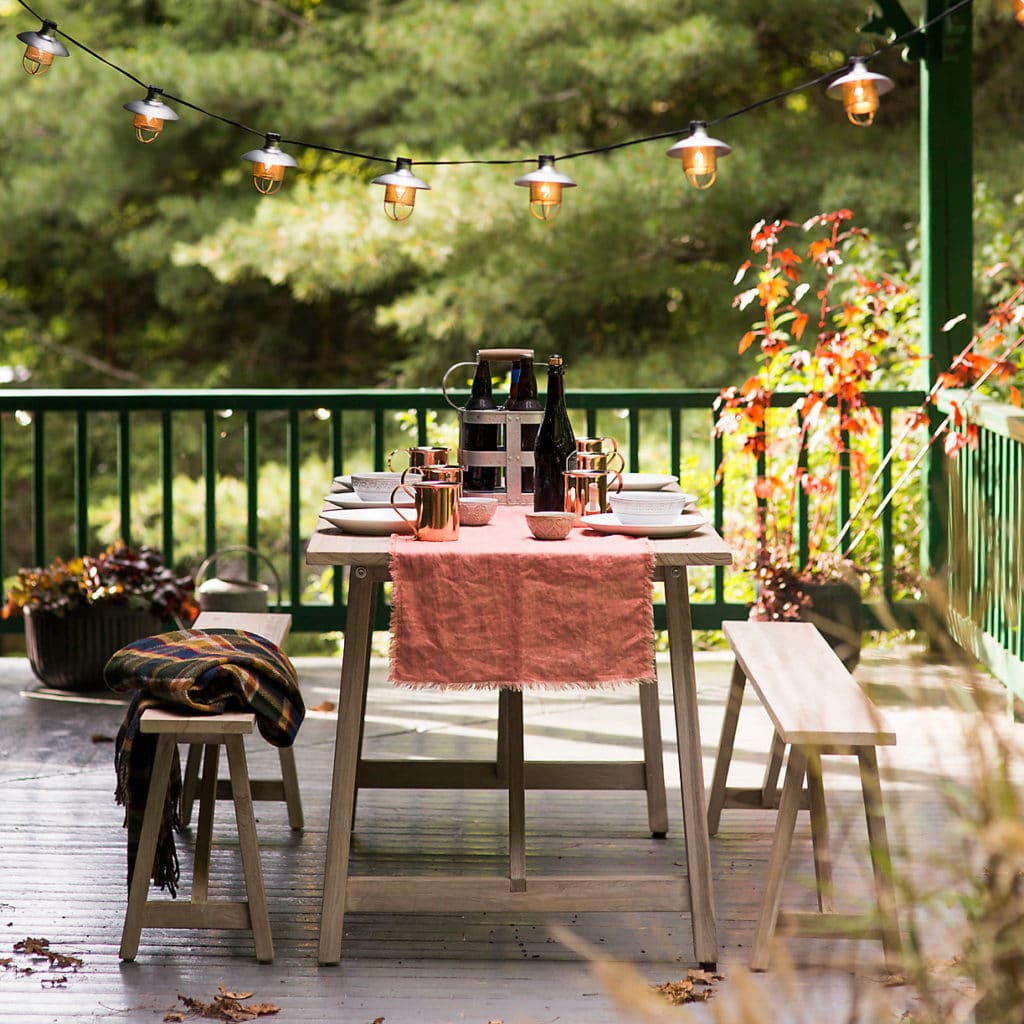门廊上的户外餐桌的秋天场景