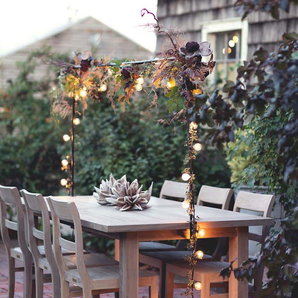 后院场景与桌椅与超过桌杆与绿色装饰