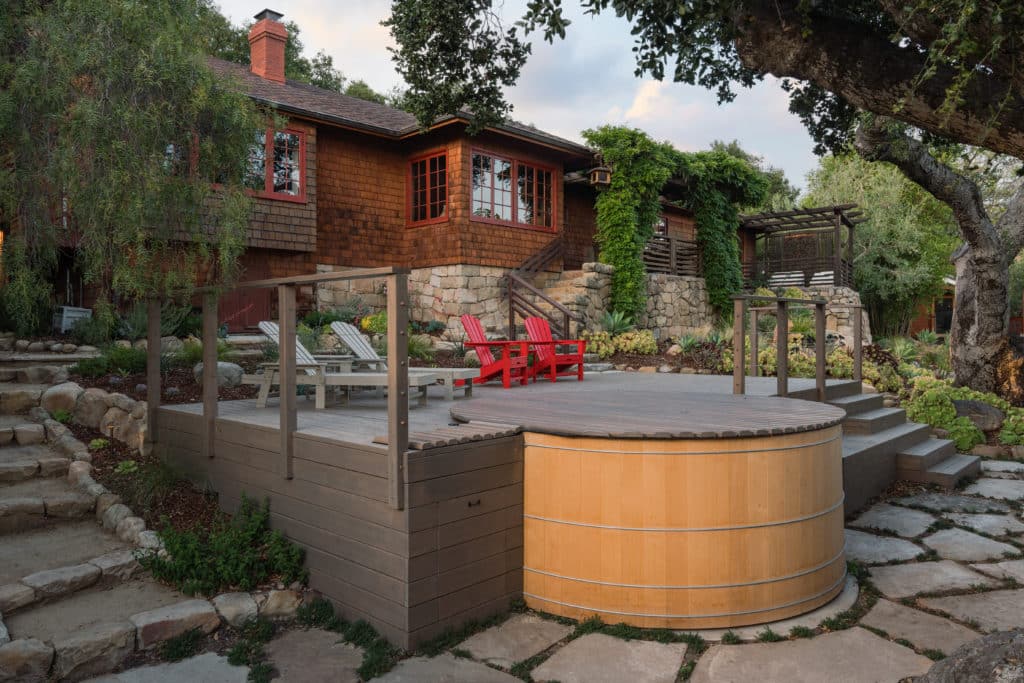 完成与热水浴缸院子,红阿迪朗达克椅子、铺路石和茂密的植被