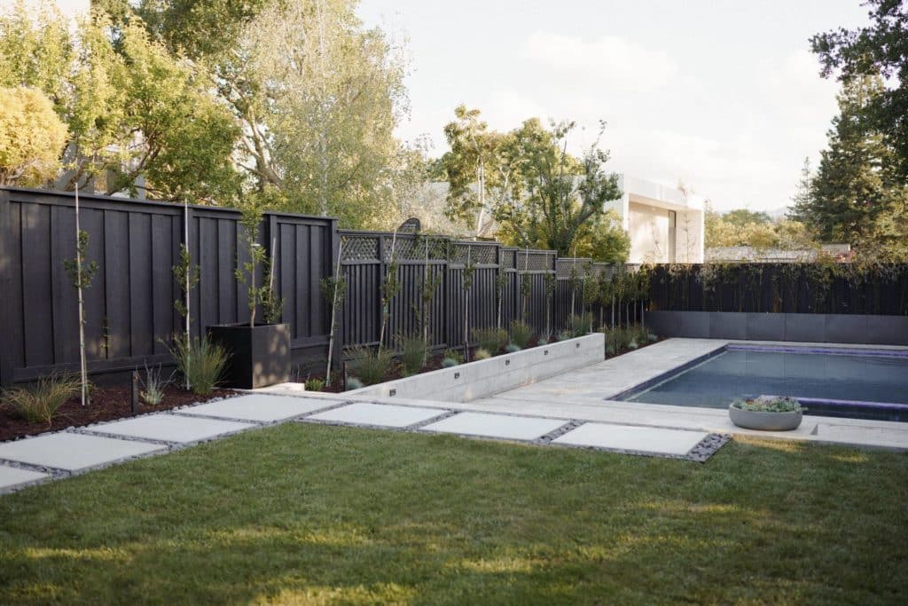 黑色栅栏和植物附近的游泳池