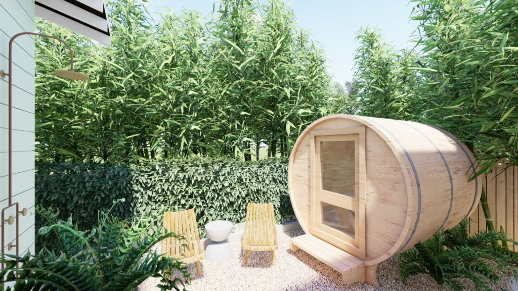 后院的一角有桶式桑拿浴室和砾石上的户外椅子，周围是高大的竹子，以保护隐私。